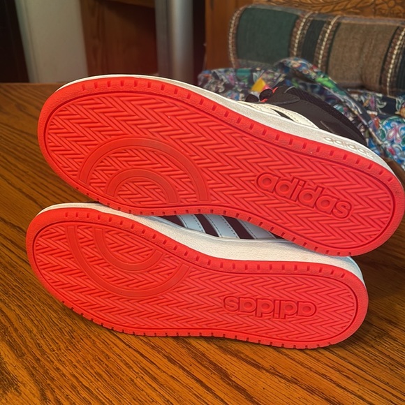Adidas hoop, 2.0 med for kids, size 1.5, preowned, worn twice. - Picture 5 of 9